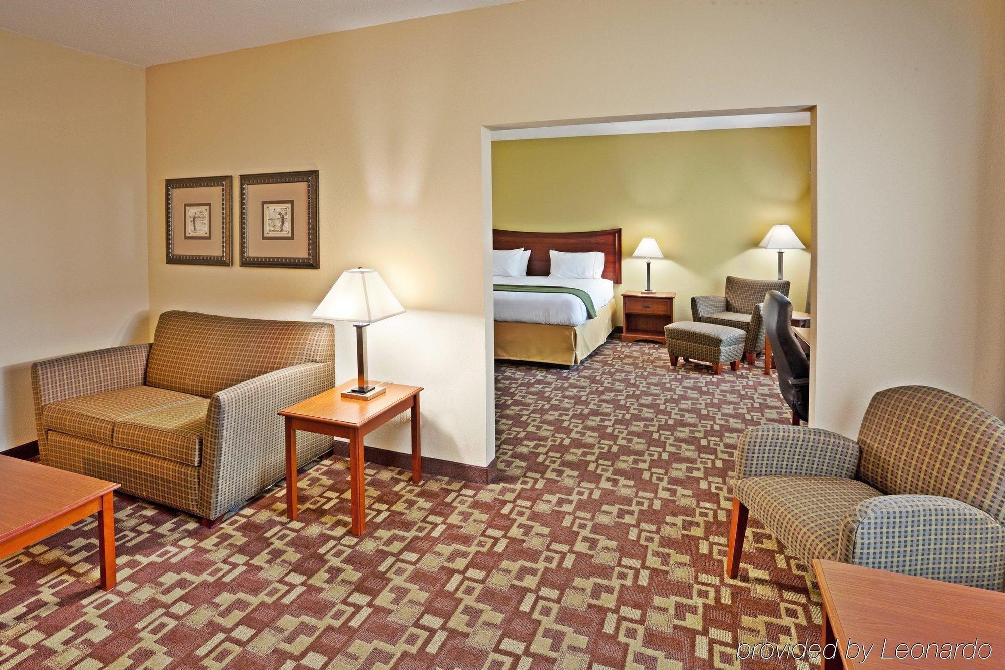 Express & Southern Pines-pinehurst Area By Ihg Hotel 3*